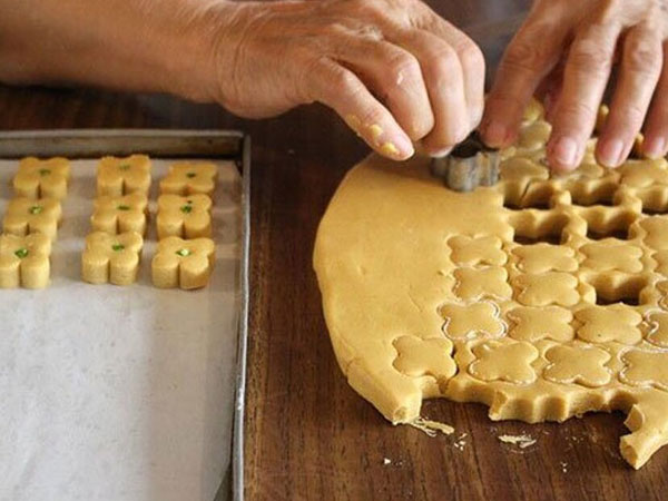 مراحل تهیه شیرینی نخودچی